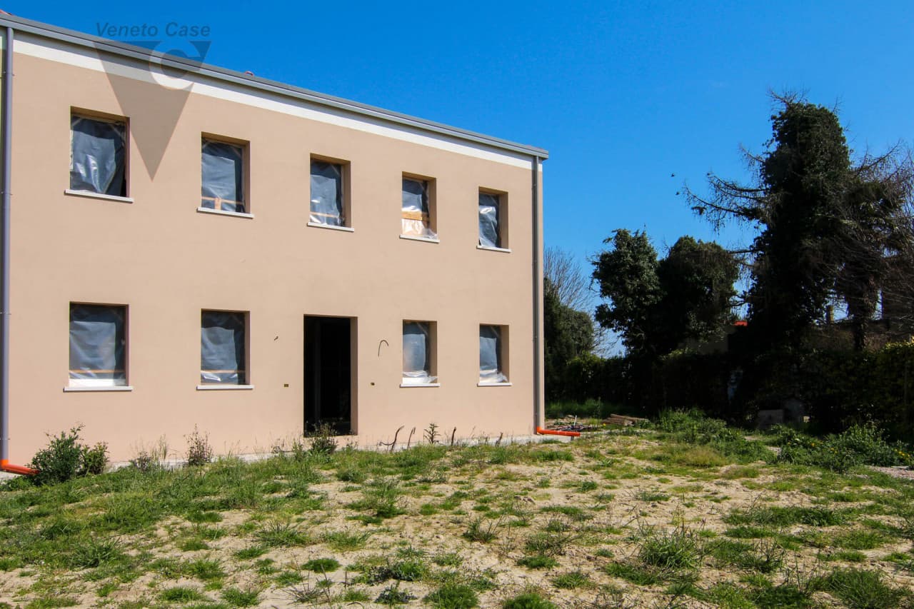Porzione Di Bifamiliare Su 2 Livelli