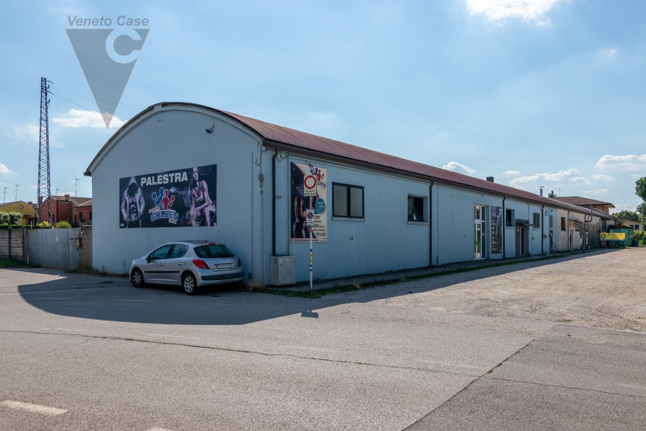 Legnaro – Versatile Capannone Sito In Zona Centrale