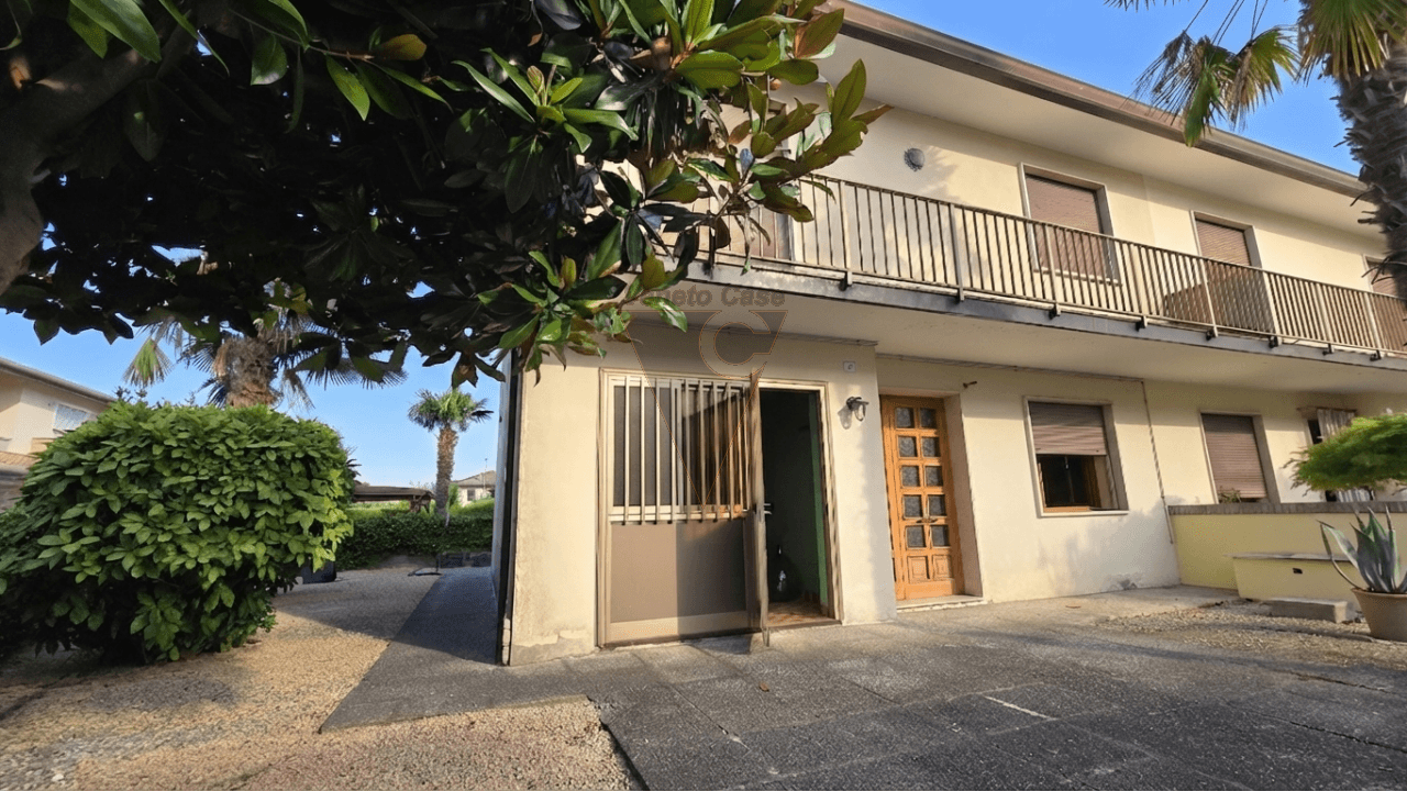 Porzione Di Bifamiliare Con Giradino Privato Nel Centro Di Campagna Lupia