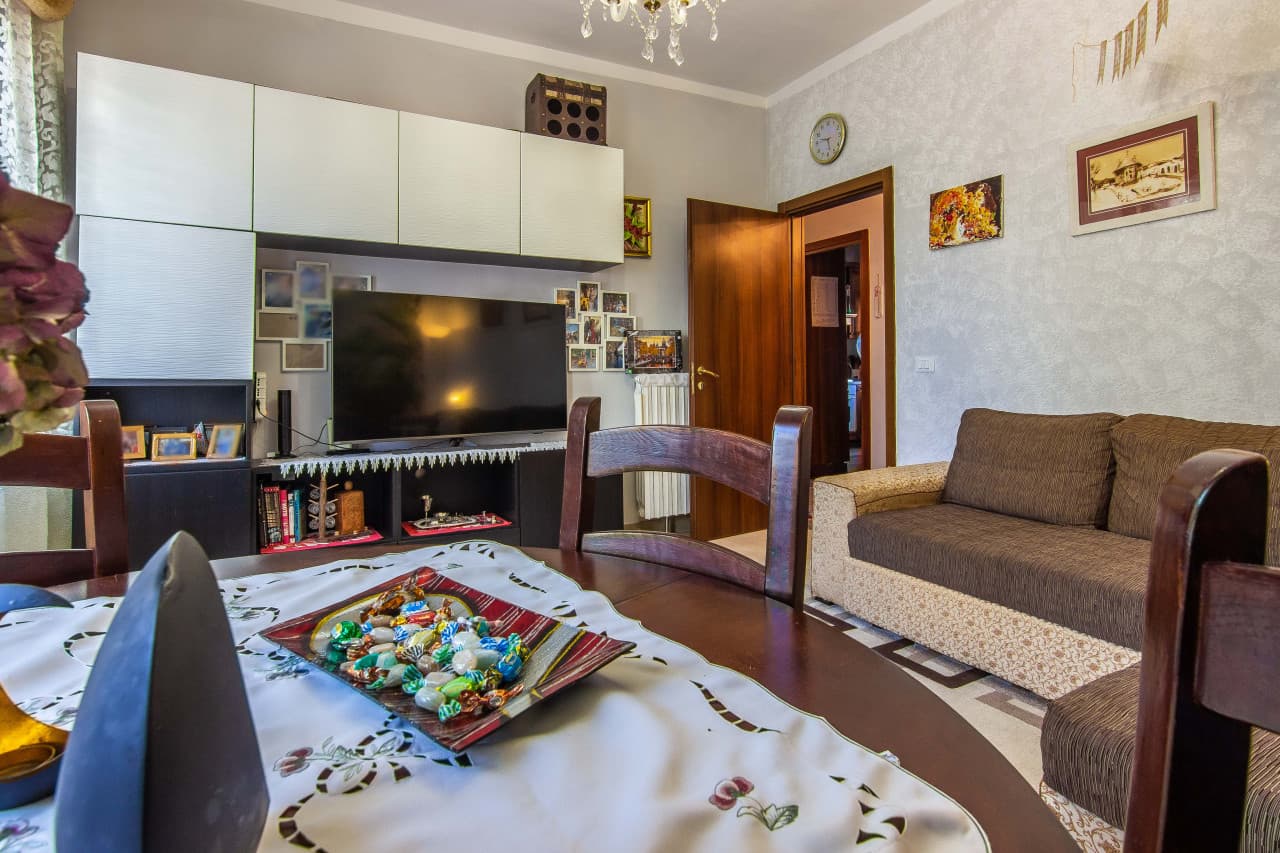 Stanga: Bifamiliare Con 3 Camere 4