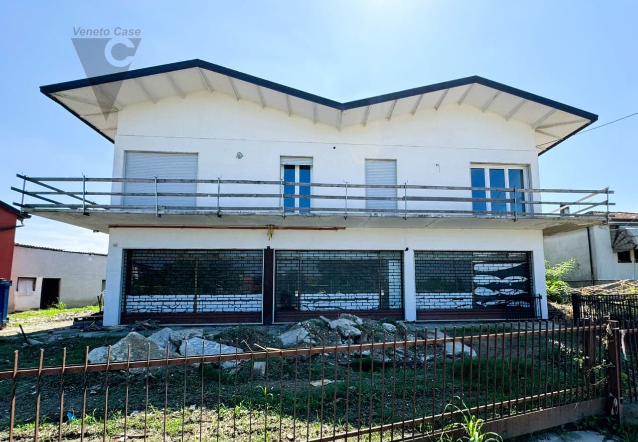 Edificio Con Abitazione E Laboratorio