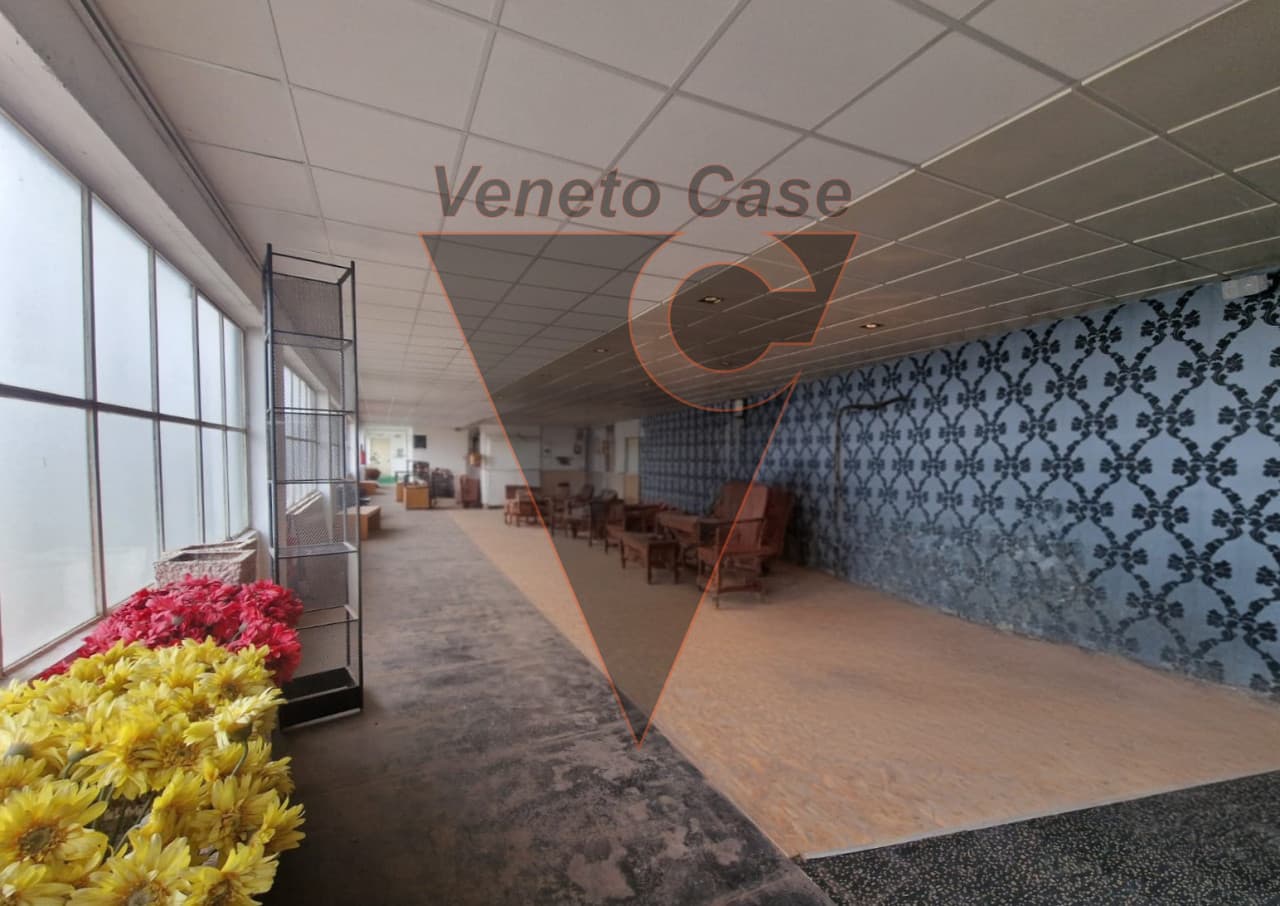 Padova - Zona Industriale Est - Magazzino/Showroom Con Uffici 4