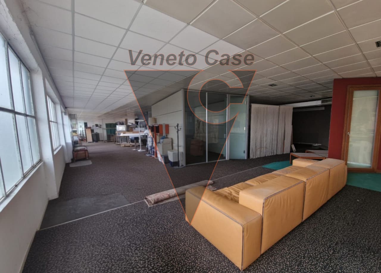 Padova - Zona Industriale Est - Magazzino/Showroom Con Uffici 3