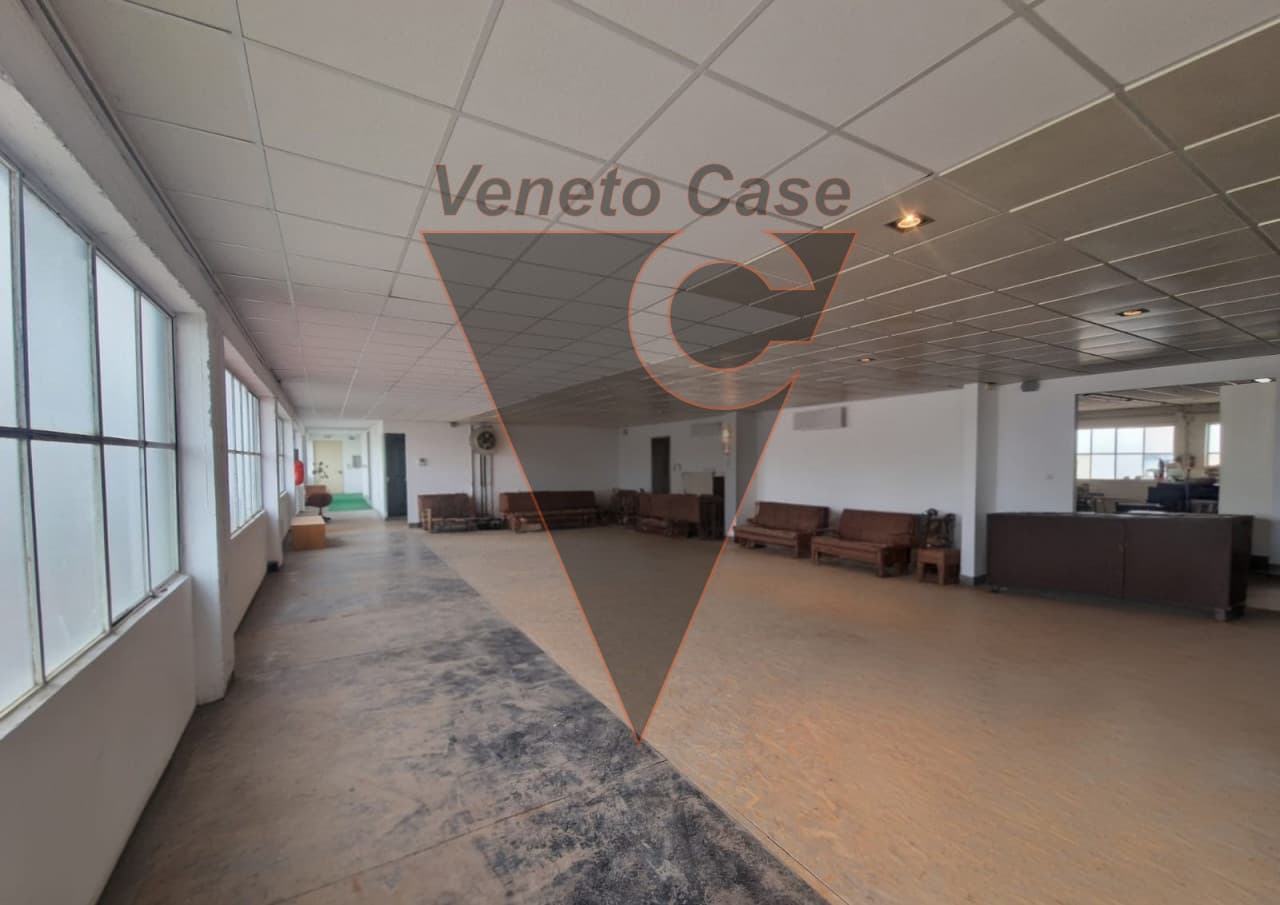 Padova - Zona Industriale Est - Magazzino/Showroom Con Uffici
