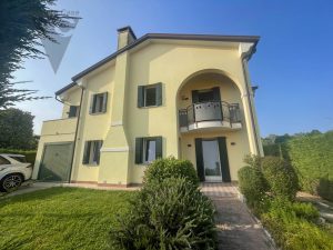 Immagine Porzione Di Tri Familiare Con Giardino - 8322881 - 8366535 - Venetocase