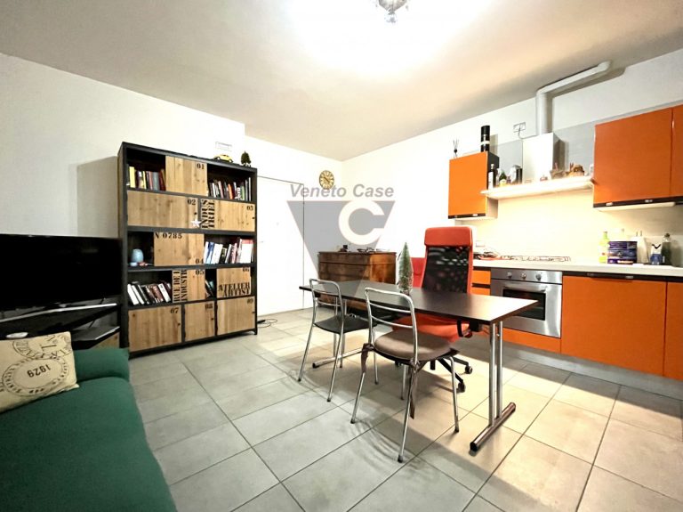 Immagine Luminoso Bilocale Con Terrazzo Abitabile - 8411448 - 8411452 - Venetocase